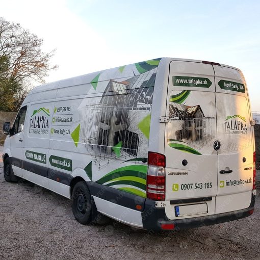 Reklamný polep dodávky pre stavebnú firmu – biela samolepiaca fólia s brandingom.
