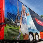 Detail potlače na autobuse Turancar – kvalitná aplikácia bielej samolepiacej fólie s potlačou na veľké plochy.