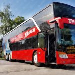 Reklamný polep autobusu Turancar – biela samolepiaca fólia s plnofarebnou potlačou.