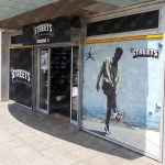 Polep výkladu predajne s obuvou Streets – biela samolepiaca fólia s potlačou.