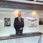 Elegantný polep výkladu predajne Adam košele – biela samolepiaca fólia s logom a grafikou.