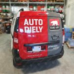Detail reklamného polepu auta Eurovat Autodiely – aplikácia bielej samolepiacej fólie na karosériu.
