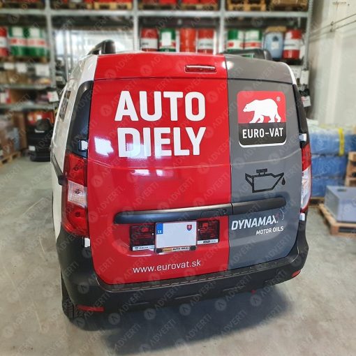 Detail reklamného polepu auta Eurovat Autodiely – aplikácia bielej samolepiacej fólie na karosériu.