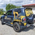 Reklamný polep auta pre firmu TOPBAGRE.sk na bielej samolepiacej fólii – prenájom stavebnej mechanizácie.