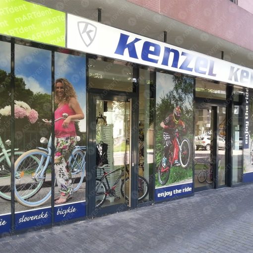 Polep výkladu predajne bicyklov bielou samolepiacou fóliou s dynamickou športovou grafikou.