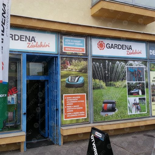 Profesionálny polep výkladu predajne Závlahári s grafikou značky Gardena na bielej samolepiacej fólii.