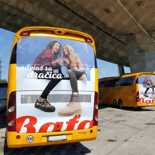 Krátkodobý reklamný polep zadnej časti autobusu odstrániteľnou fóliou.