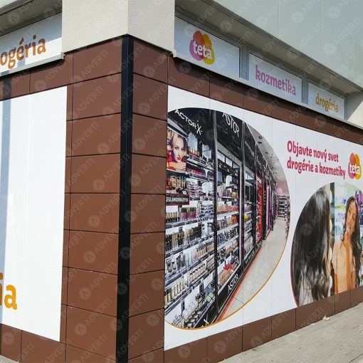 Biela samolepiaca fólia s potlačou aplikovaná na výklad predajne – branding prevádzky.